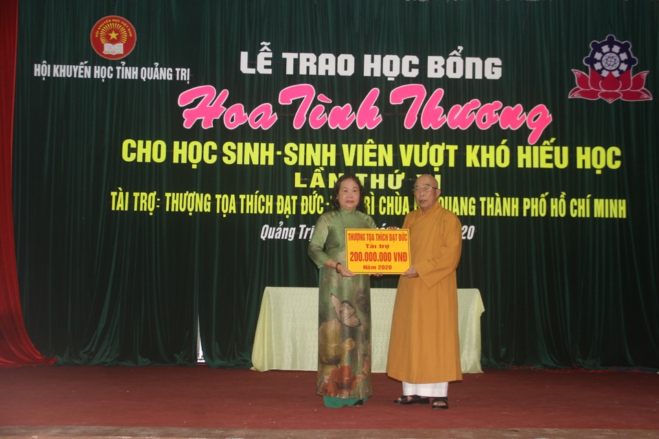 Trao hơn 150 suất học bổng cho học sinh, sinh viên nghèo hiếu học - 1 Trao hơn 150 suất học bổng cho học sinh, sinh viên nghèo hiếu học - 1