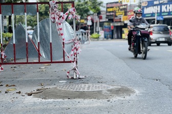 Làm hố ga nhô cao chờ nâng đường, nhiều người bị té ngã ở TPHCM