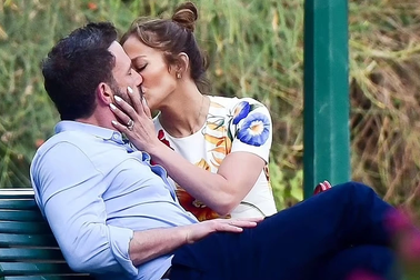 Jennifer Lopez và Ben Affleck hôn nhau tình tứ trong tuần trăng mật ở Paris
