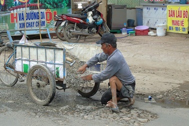 Người đàn ông tật nguyền “vá đường” từ thiện ở Cần Thơ