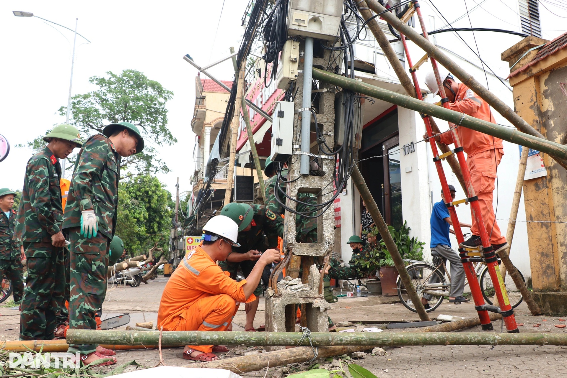 Những người thợ áo cam căng mình dựng cột, nối đường dây sau bão Kajiki - 6 Những người thợ áo cam căng mình dựng cột, nối đường dây sau bão Kajiki - 6