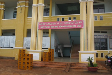 Giờ hành chính, UBND xã chỉ có… 21 két bia!