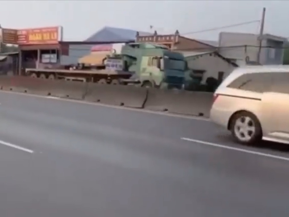 Truy vết tài xế xe đầu kéo liều mạng chạy ngược chiều trên QL 51 - 1 Truy vết tài xế xe đầu kéo liều mạng chạy ngược chiều trên QL 51 - 1