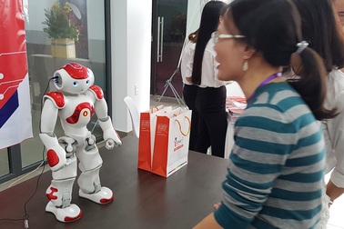 Xem robot thông minh Nhật Bản giao tiếp với con người