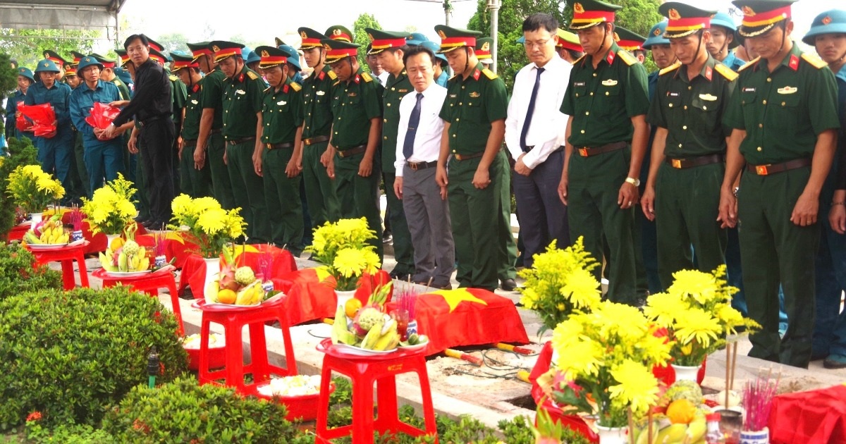 Các đại biểu, chính quyền huyện Hải Lăng và đông đảo nhân dân tiễn đưa các liệt sỹ về nơi an nghỉ một cách trang trọng, chu đáo đúng lễ nghi (Ảnh: Xuân Diện).