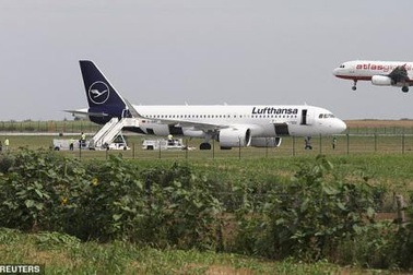 Yêu nữ tiếp viên không thành, hành khách dọa đánh bom trên máy bay