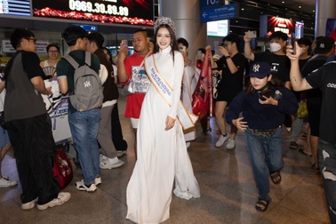 Á hậu Siêu quốc gia Đặng Thanh Ngân lao vào lòng mẹ khi trở về