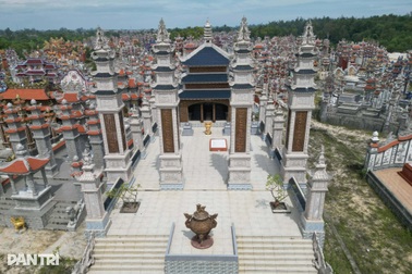 "Thành phố lăng mộ" tiền tỷ ở làng chài nghèo khó một thời