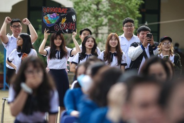 Khai giảng đã bớt... "báo cáo", "kính thưa"