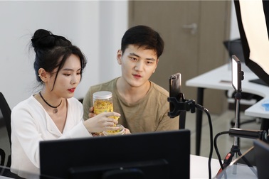 Kinh doanh qua livestream giúp cử nhân "sống khỏe" mùa dịch Covid-19