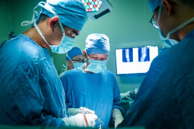 Bệnh nhân tàn phế đi lại được nhờ thay khớp gối, ám ảnh nhiễm trùng