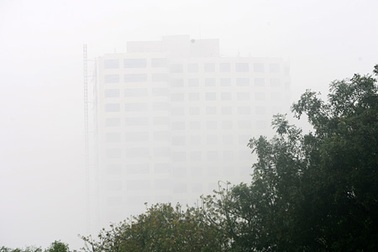 Mây “nuốt” cao ốc Hà Nội