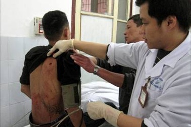 Vào bệnh viện cấp cứu vẫn đâm nhau trọng thương