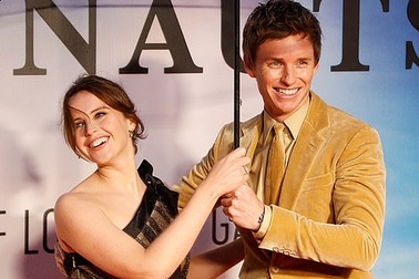 "Cô gái Đan Mạch" Eddie Redmayne thân thiết bên đồng nghiệp xinh đẹp