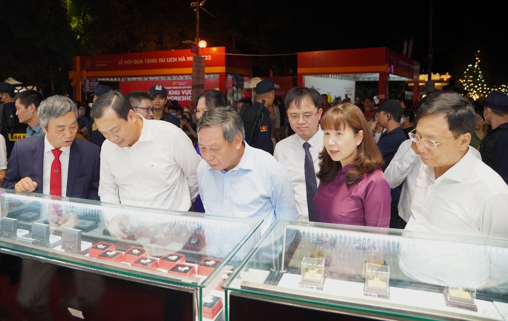 Trang sức và quà tặng vàng DOJI hút du khách tại Lễ hội quà tặng du lịch Hà Nội 2023 - 4 Trang sức và quà tặng vàng DOJI hút du khách tại Lễ hội quà tặng du lịch Hà Nội 2023 - 4