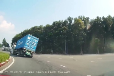 Hoảng hồn khi chứng kiến xe container lật ở vòng xoay