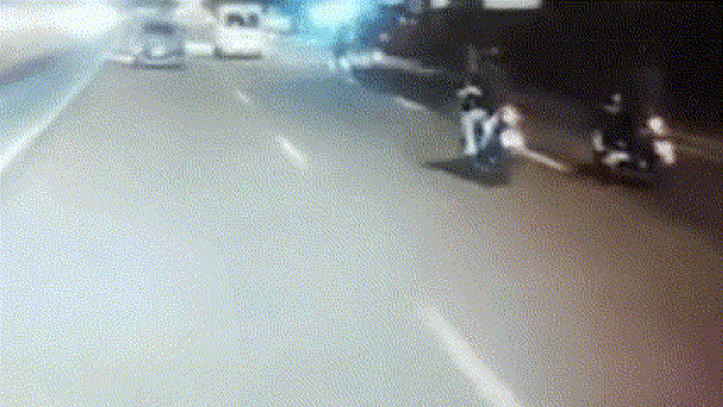 Hai thiếu niên đạp ngã người đi xe máy trên đường ở TPHCM - 1 Hai thiếu niên đạp ngã người đi xe máy trên đường ở TPHCM - 1