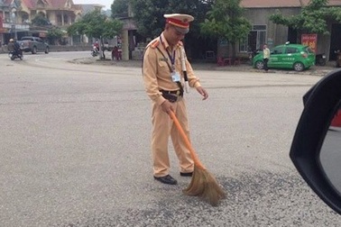 CSGT dọn đá rơi trên quốc lộ 1A