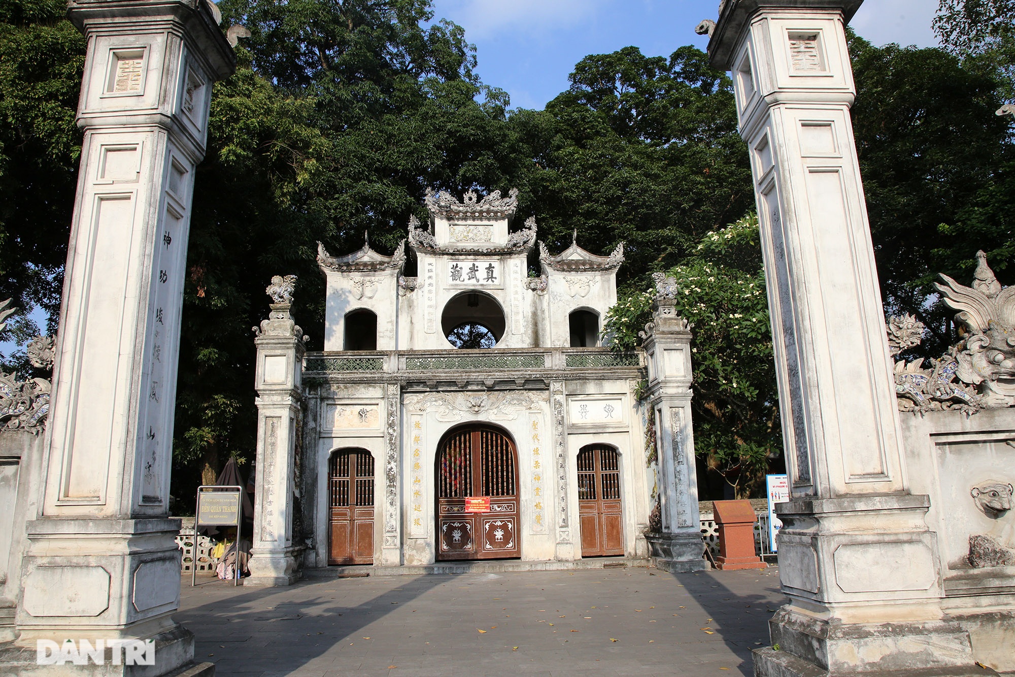 Đền, chùa ở Hà Nội cửa đóng then cài ngay cả trong thời điểm lễ Phật đản - 13