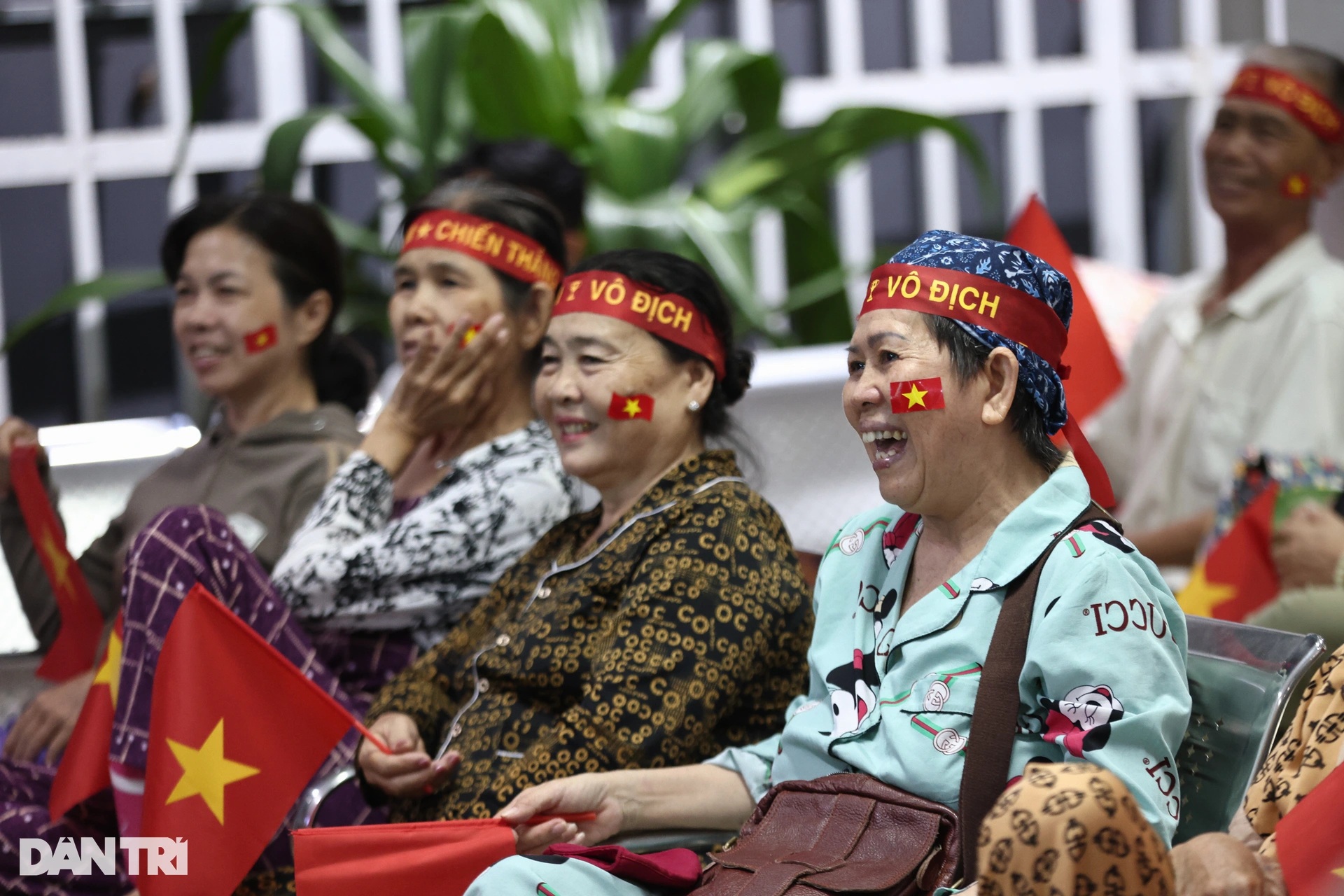 Bệnh nhân cháy hết mình khi tuyển Việt Nam hạ Thái Lan - 1 Bệnh nhân cháy hết mình khi tuyển Việt Nam hạ Thái Lan - 1