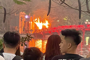 Cháy bốt thu vé gần cầu Thê Húc ở Hà Nội