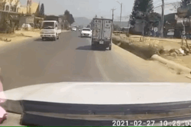 Xe con lấn làn, hất văng xe tải trong một tình huống giao thông khó hiểu