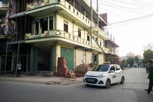 Thanh sắt rơi, đâm thủng nóc xe taxi khiến hành khách tử vong