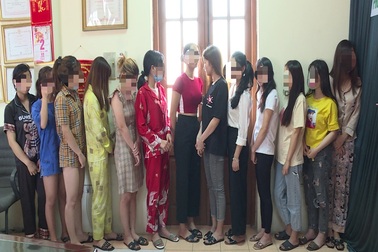 Bắt 2 nhóm thanh niên sử dụng ma túy trong quán karaoke