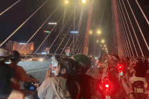 Hàng trăm người lên cầu Ba Son xem "ké" concert Anh trai say hi gây ùn tắc