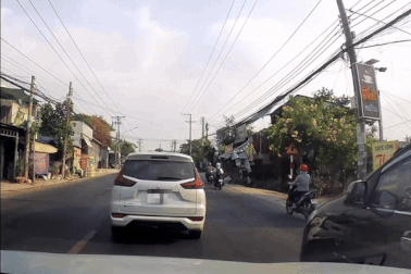 Tình huống ô tô tạt đầu xe khác trên cầu hẹp gây tranh cãi về lỗi vượt phải