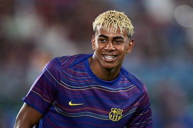 Lamine Yamal công khai mối quan hệ với nữ ca sĩ hơn 7 tuổi