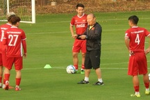 Trọng Hoàng chia tay đội tuyển Việt Nam về quê cưới vợ