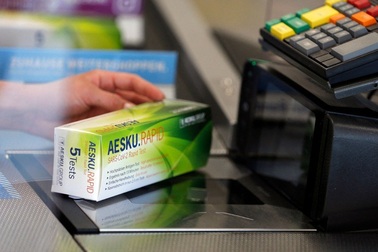 Kit xét nghiệm nhanh Covid-19 "cháy hàng" ở Đức