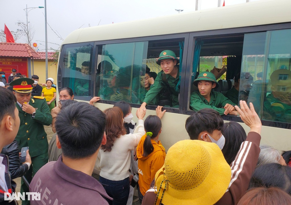Tân binh trả lại tài sản nhặt được cho người đánh rơi - 2 Tân binh trả lại tài sản nhặt được cho người đánh rơi - 2