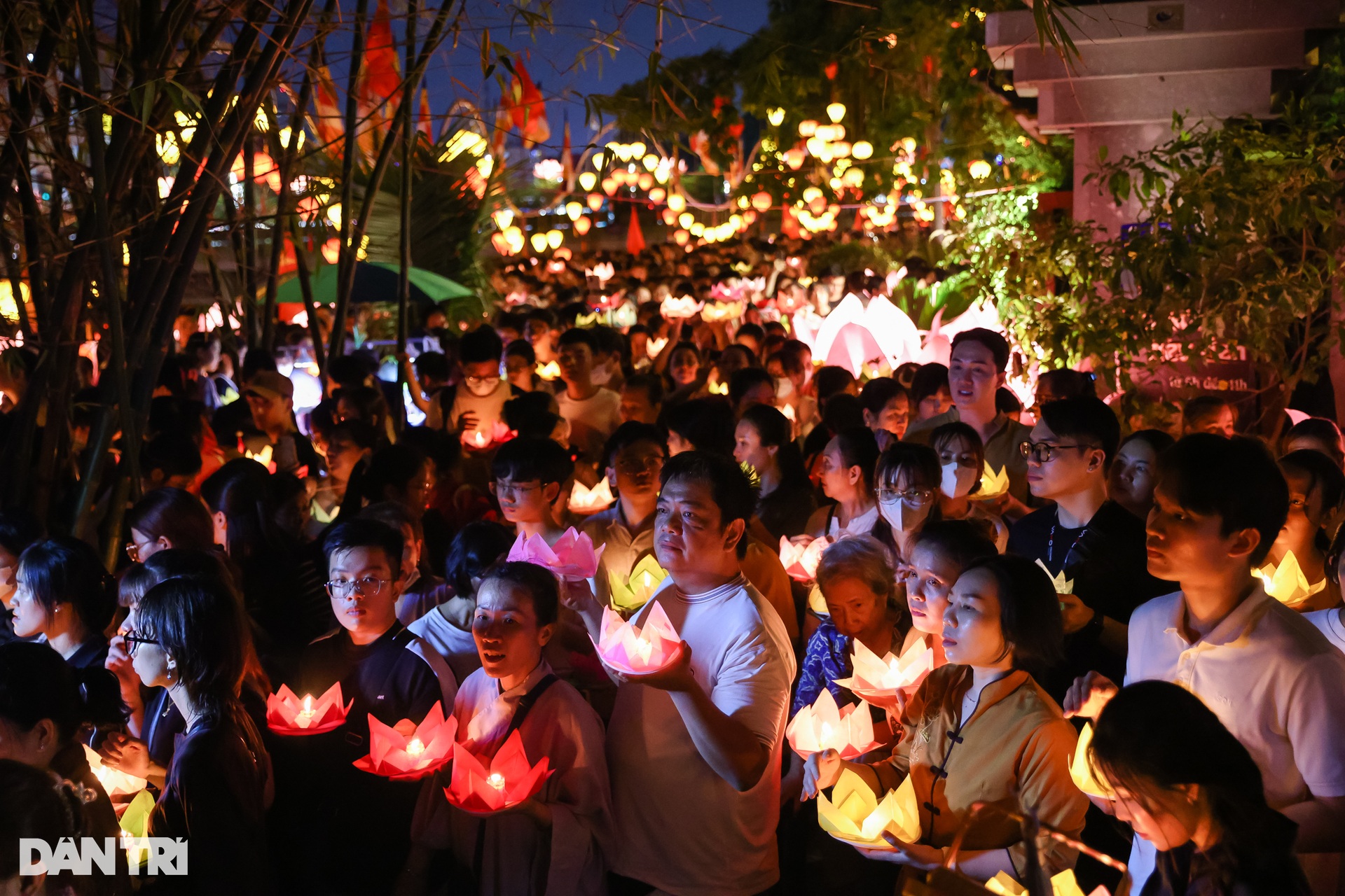 Hàng nghìn người tham gia Đêm hội hoa đăng ở chùa Pháp Hoa - 6 Hàng nghìn người tham gia Đêm hội hoa đăng ở chùa Pháp Hoa - 6