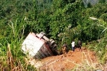  Xe tải mất lái rơi xuống vực, 2 người bị thương