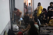 Mất điện do bão, dân chung cư nháo nhào mang nồi cơm, điện thoại đi cắm nhờ