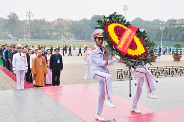 800 đại biểu thanh niên ưu tú cả nước vào viếng Bác