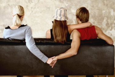 Bi kịch “lửa gần rơm”