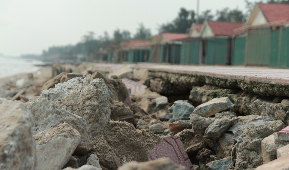 Bãi biển Cửa Lò vẫn ngổn ngang trước mùa du lịch - 5 Bãi biển Cửa Lò vẫn ngổn ngang trước mùa du lịch - 5