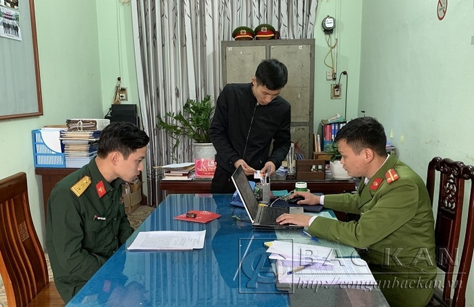 Thó trộm quân phục của bạn để đi lừa đảo - 1 Thó trộm quân phục của bạn để đi lừa đảo - 1