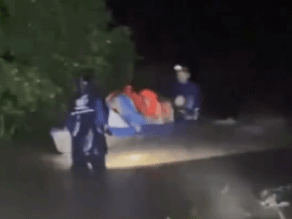 Cứu gần 100 người trong trận lũ lịch sử nhưng không nhận là người hùng - 2 Cứu gần 100 người trong trận lũ lịch sử nhưng không nhận là người hùng - 2