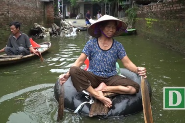 Hà Nội: Người dân vùng ngập kéo xe bò, chèo thuyền ra chở quà từ thiện
