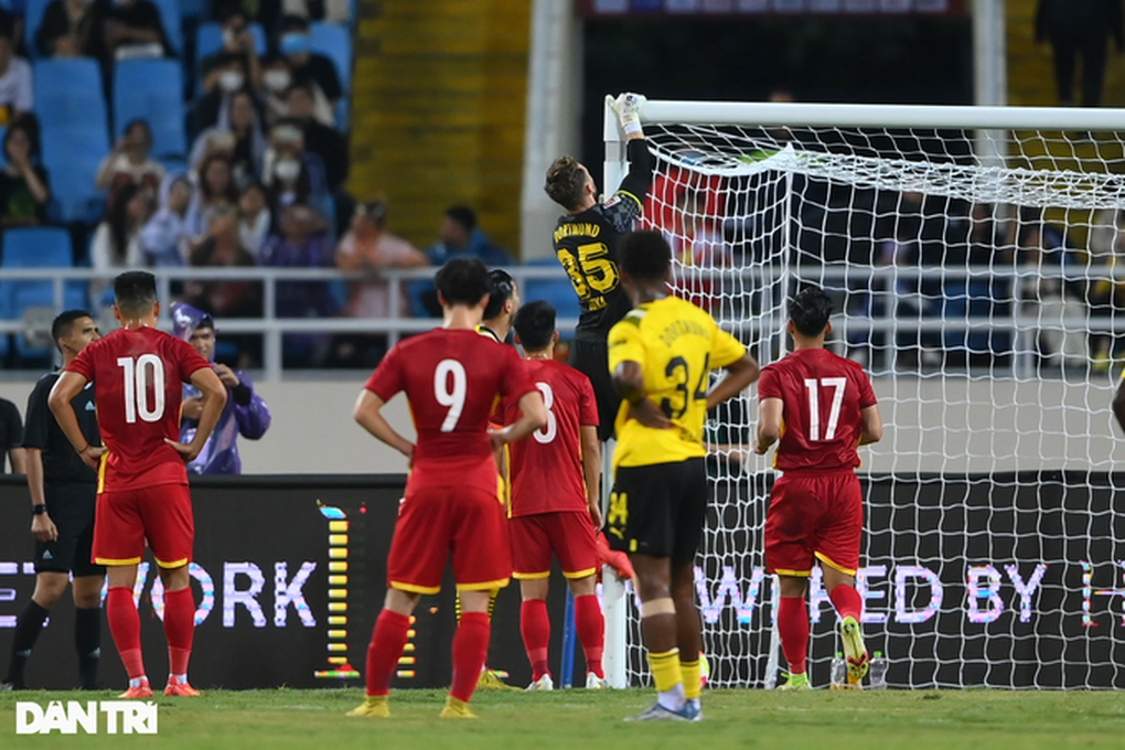 Truyền thông Đức bình luận sự cố hy hữu về khung thành ở sân Mỹ Đình - 2