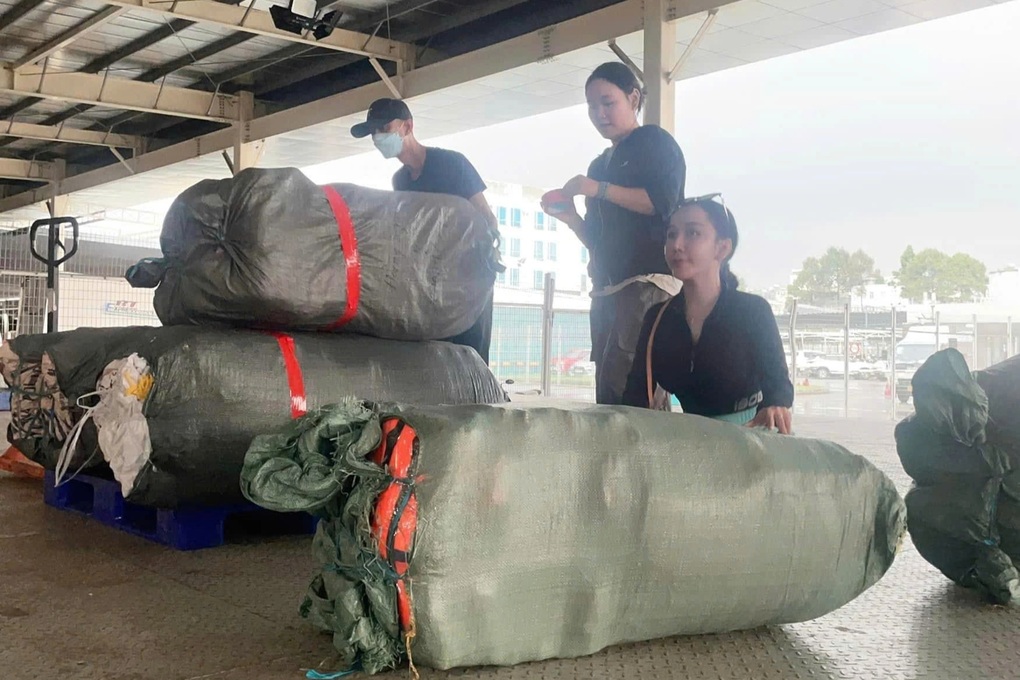 Người dân TPHCM thức trắng đêm, cấp tốc gom hàng gửi ra miền Bắc - 3 Người dân TPHCM thức trắng đêm, cấp tốc gom hàng gửi ra miền Bắc - 3