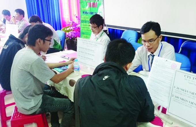 Các nhà tuyển dụng phỏng vấn NLĐ.