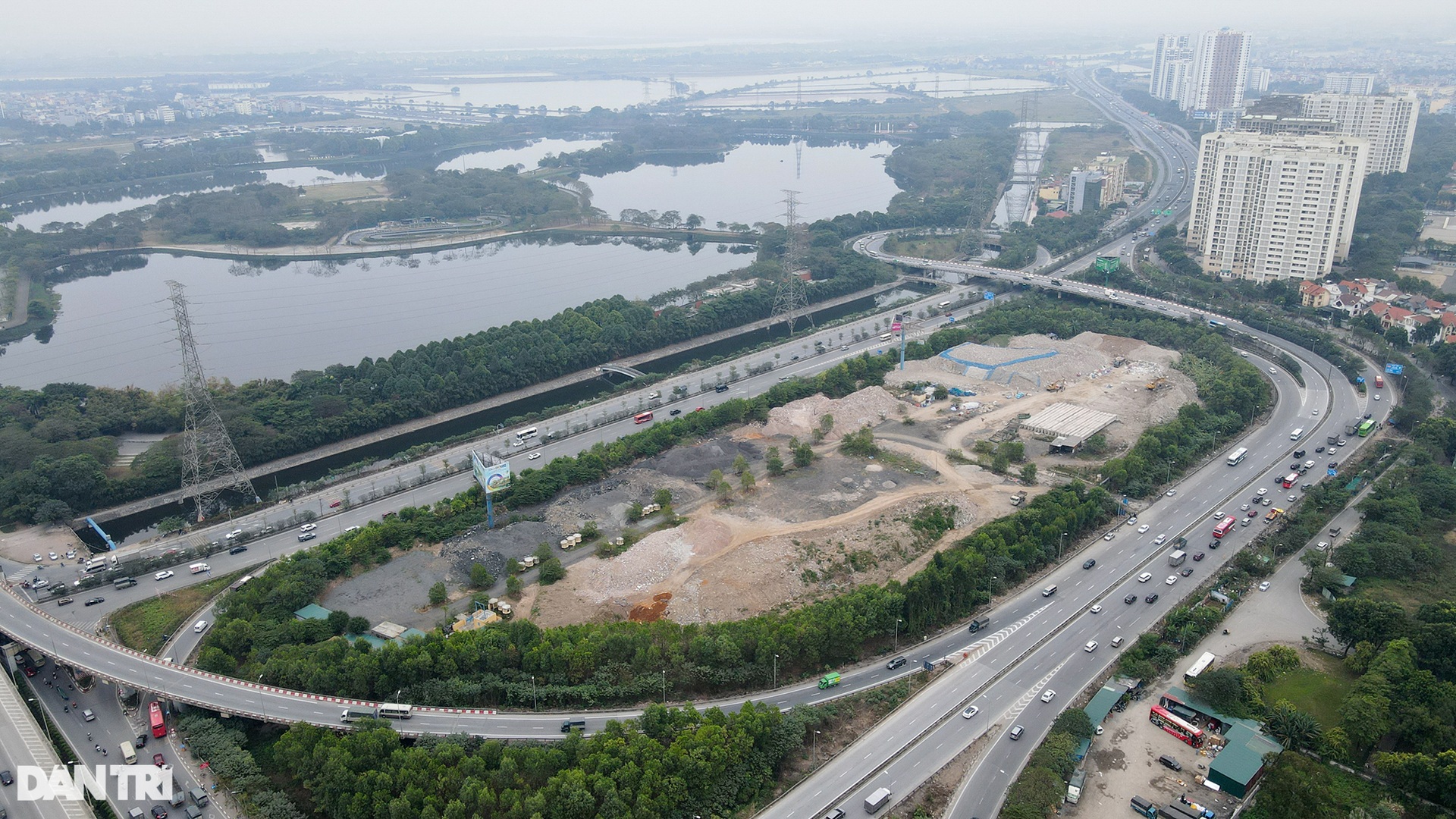 Ngày đầu nghỉ lễ: Hàng vạn ôtô chôn chân ở đường vành đai 3 - 10 Ngày đầu nghỉ lễ: Hàng vạn ôtô chôn chân ở đường vành đai 3 - 10