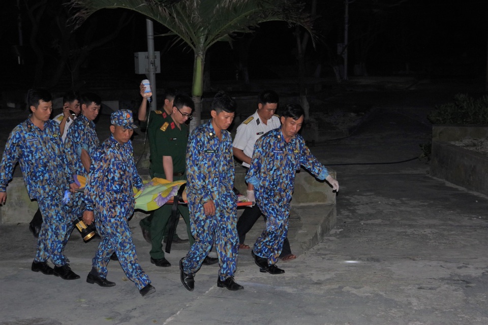 Trực thăng vượt biển trong đêm, cứu 2 ngư dân nguy kịch - 1 Trực thăng vượt biển trong đêm, cứu 2 ngư dân nguy kịch - 1