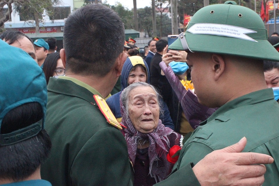 Nước mắt, nụ cười ngày tiễn đưa con lên đường nhập ngũ - 6 Nước mắt, nụ cười ngày tiễn đưa con lên đường nhập ngũ - 6