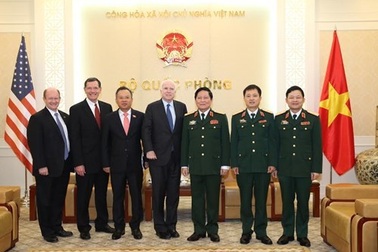 Bộ trưởng Quốc phòng tiếp đoàn Ủy ban Quân lực Thượng viện Hoa Kỳ